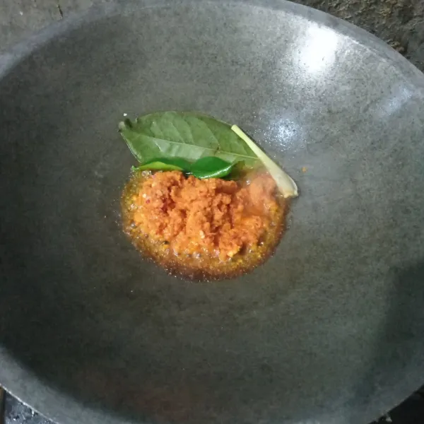 Panaskan minyak, tumis bumbu halus, sereh, lengkuas, daun jeruk dan daun salam hingga harum.