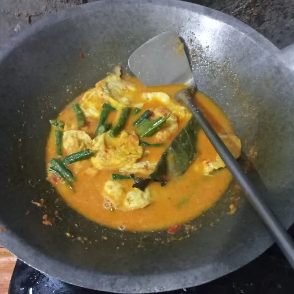 Masak hingga bumbu meresap. Tes rasa. Jika sudah pas, matikan api.