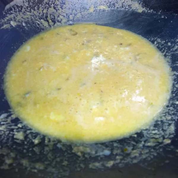 Masukkan telur, garam, lada bubuk, masak orak arik, lalu tuang air kaldu.