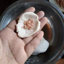 Ambil adonan secukupnya, pipihkan adonan, isi dengan sosis yang sudah dicincang halus.