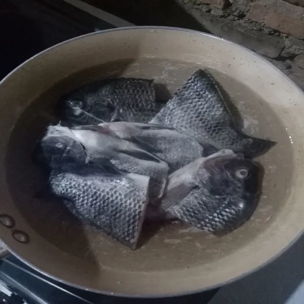Cuci bersih ikan lalu rebus hingga mendidih dengan api sedang.