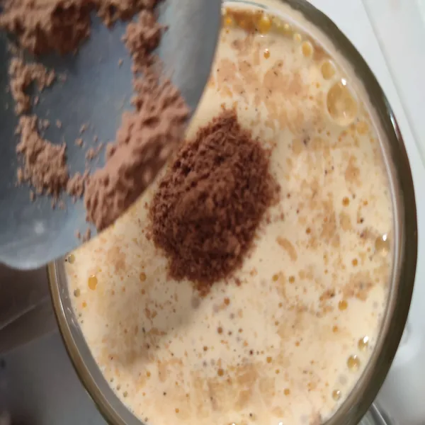 Terakhir, beri topping susu dan coklat bubuk diatasnya.