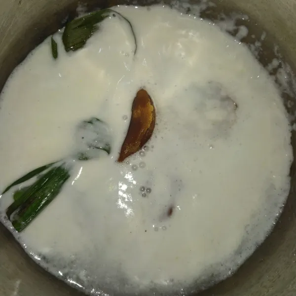 Buat kuah santan, masukkan semua bahan sambil di aduk hingga mendidih, lalu angkat.
