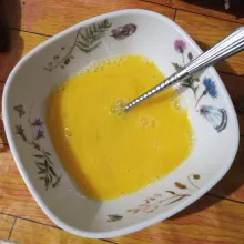 Kocok telur hingga rata.