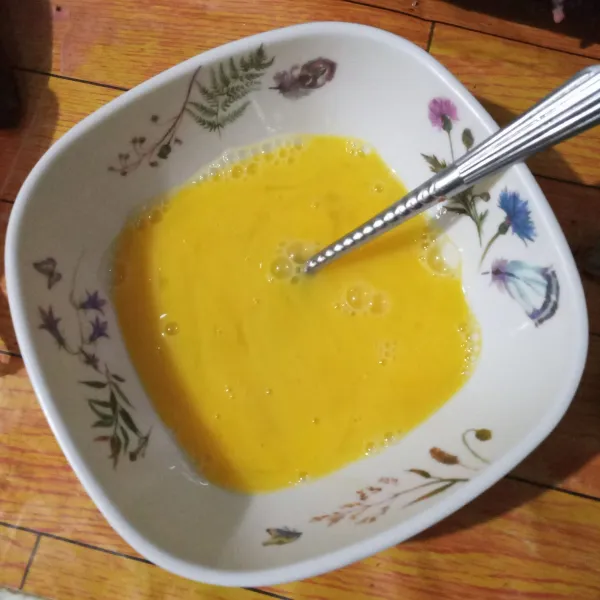 Kocok telur hingga rata.
