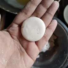 Bulatkan kembali adonan hingga rapat, kemudian pipihkan, lakukan hingga adonan habis.