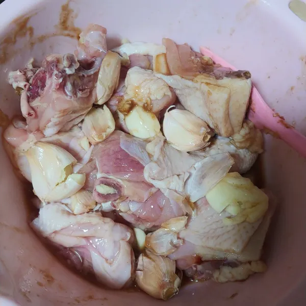 Masukkan bawang putih utuh, cuci terlebih dahulu dan geprek asal saja. Marinasi bawang dengan ayam bersama kulit bawangnya selama 30 menit.