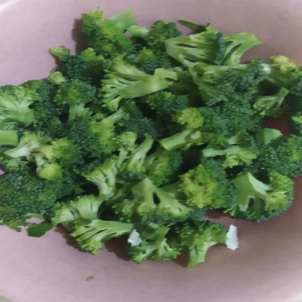 Saingi brokoli, rendam dengan garam 5 menit bilas dengan air, tiriskan.