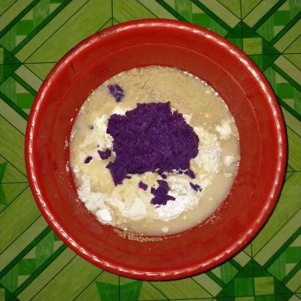 Masukkan bahan a, mixer hingga kalis.