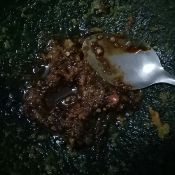 Haluskan semua bumbu, dan campur dengan minyak zaitun.