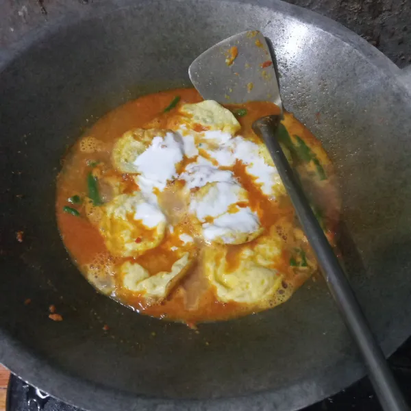 Tuang santan, kecilkan api lalu aduk-aduk hingga santan mendidih.