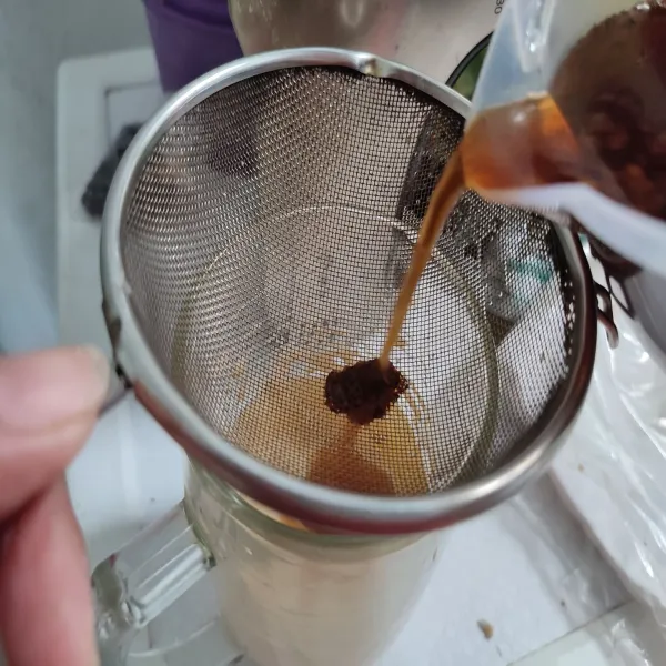 Kemudian, saring ke dalam gelas yang berisi kocokan telur.
