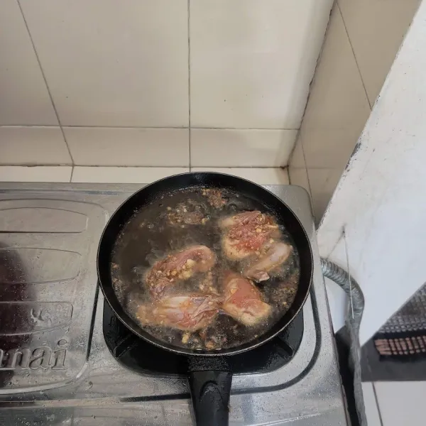 Panaskan minyak lalu goreng ayam menggunakan api kecil, masak sampai matang.