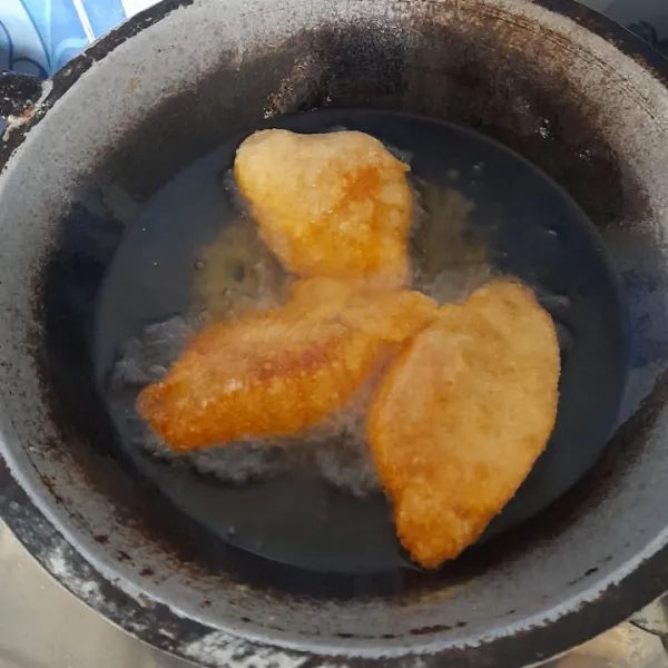 Goreng hingga kecoklatan, tiriskan dan biarkan hangat.