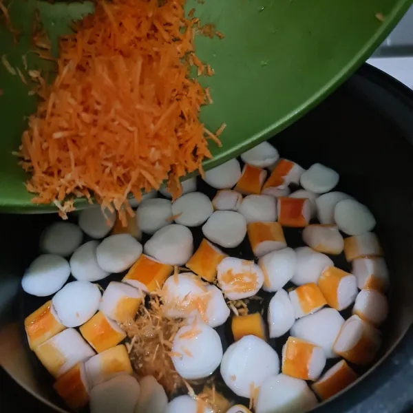 Masukkan wortel parut.