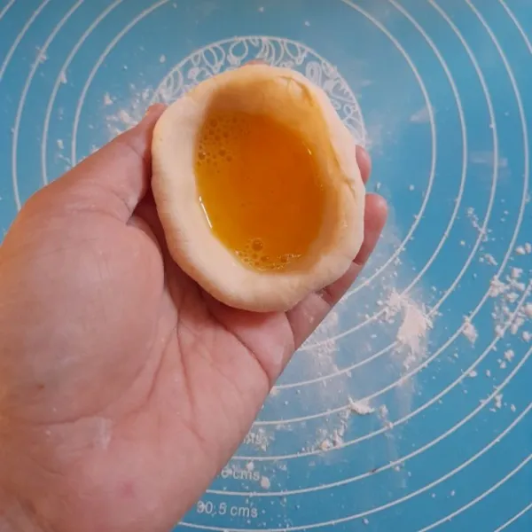 Ambil adonan, lalu buat lubang dan isi dengan bahan isi yang telah dikocok, lalu rekatkan bagian atas adonan perhalan, lakukan hingga adonan habis.