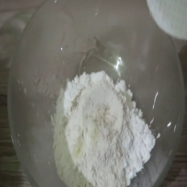 Campurkan tepung tapioka, tepung terigu, garam, kaldu, serta lada, ke dalam mangkuk kosong.