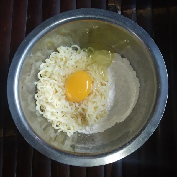 Masukkan mie yang sudah direbus, tepung terigu dan telur kedalam wadah.