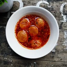 Siram cipak koceak dengan kuah bumbu, sajikan hangat, tambahkan irisan daun bawang bila suka.