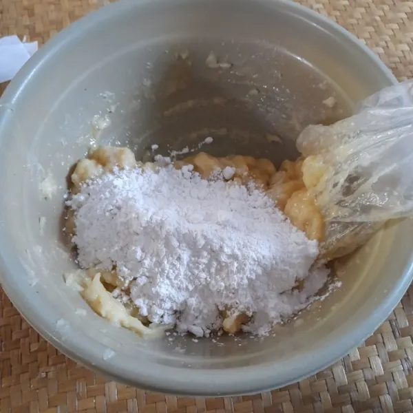 Tambahkan tepung tapioka perlahan sambil diuleni hingga kalis dan tidak lengket di tangan.