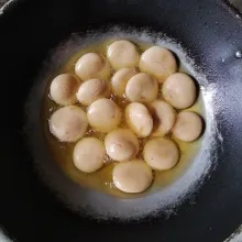 Nyalakan api kecil, goreng cipak hingga kecoklatan dan matang, angkat dan tiriskan.