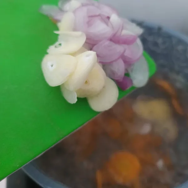 Tambahkan irisan bawang merah dan bawang putih, masak hingga bau langu bawang hilang.