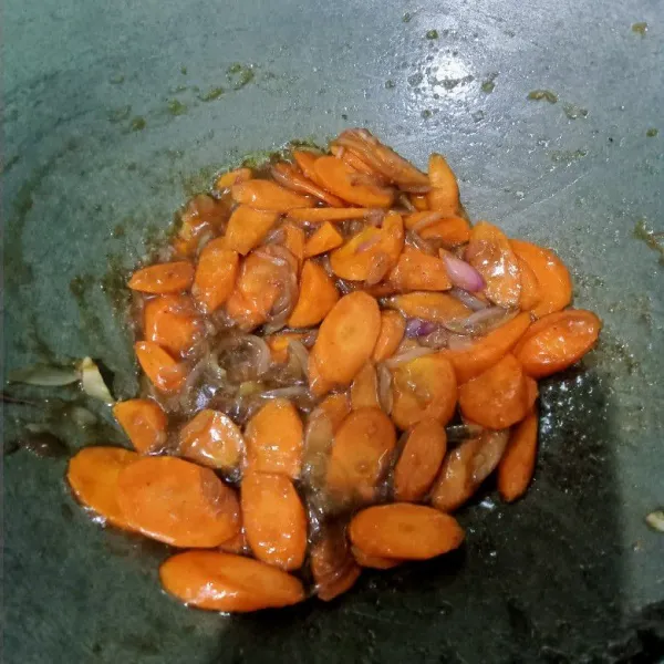 Masukkan wortel, saus tiram, kecap asin, dan kecap ikan. Masak hingga wortel setengah matang.