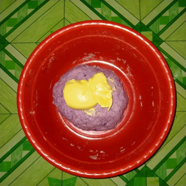 Masukkan bahan b, uleni hingga kalis elastis kurang lebih selama 30 menit.