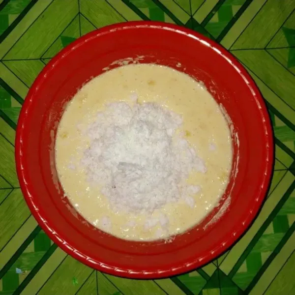 Masukkan kelapa parut, aduk rata bagi menjadi 2 adonan, yang satu beri pewarna merah cabai.