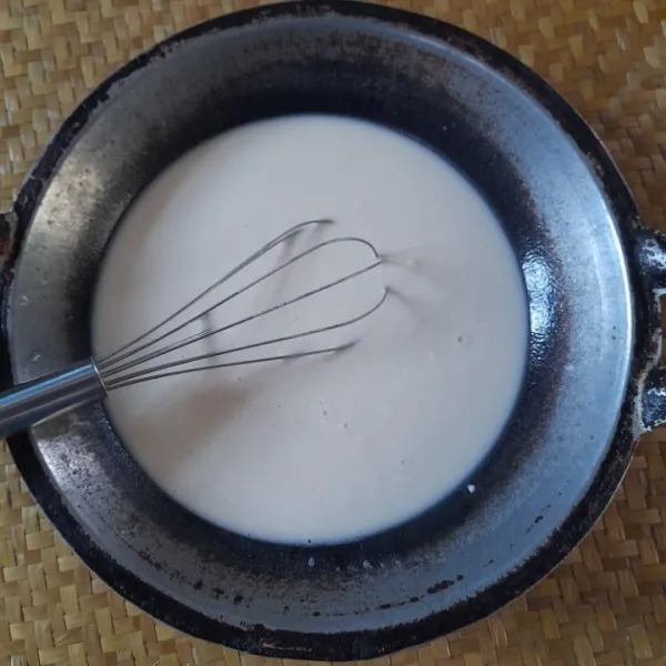 Campur jadi satu bahan biang, aduk rata hingga tidak ada yang bergerindil.