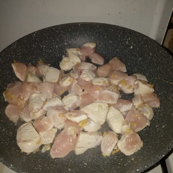 Masukkan daging ayam, aduk hingga berubah warna.