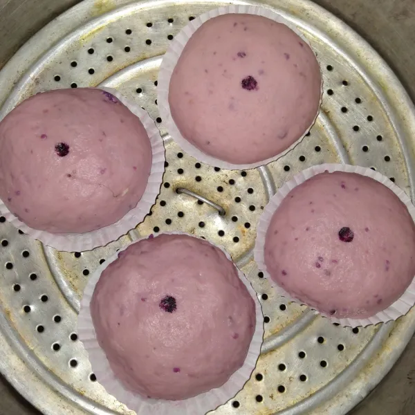 Panaskan dandang, lalu kukus kurang lebih selama 10 menit. Tutup dengan kain bersih dan siap disajikan.