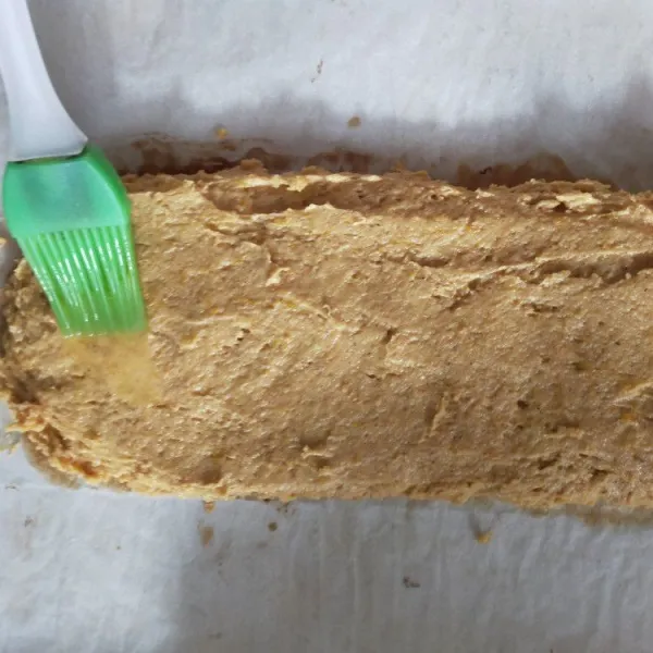 Olesi permukaannya dengan telur (pakai telur sisa dari adonan). Lalu panggang di suhu 180'C  selama 18-20 menit atau hingga matang. Bisa test tusuk. Sesuaikan dengan oven masing-masing.