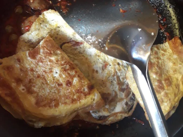 Masukkan telur dadar. Aduk rata dan biarkan masak hingga air menyusut.