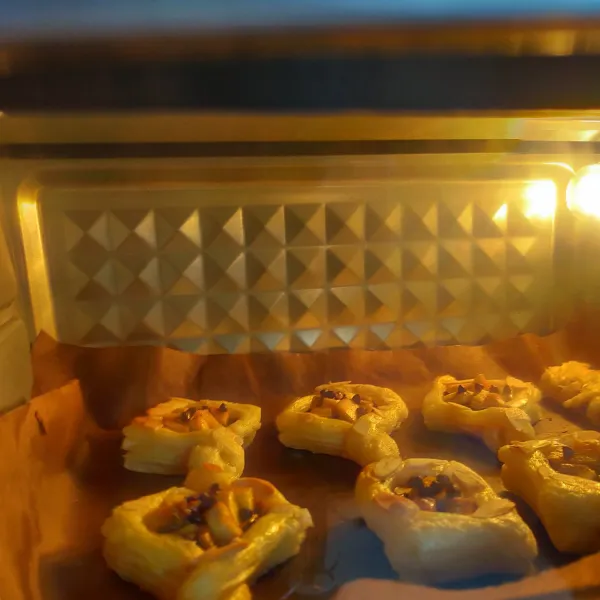 Panggang pastry dalam oven yang sudah di panaskan di suhu 175°C dengan api atas bawah selama 25 menit (sesuaikan dengan oven masing masing). Angkat dan sajikan.