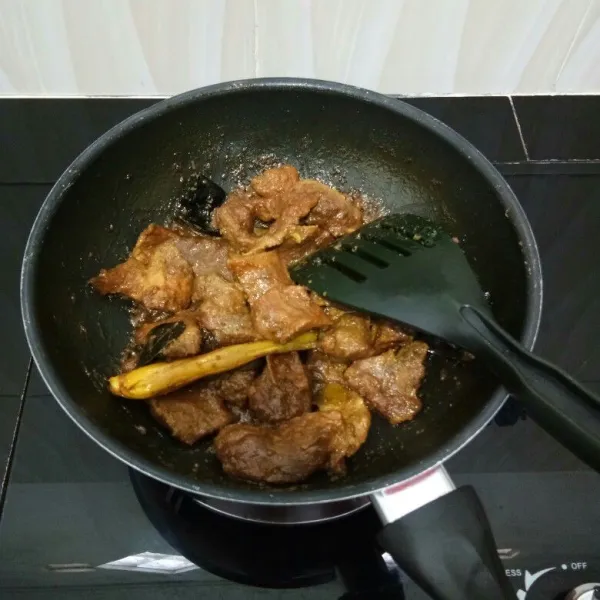 Masak hingga santan mengental dan meresap dalam daging. Angkat.