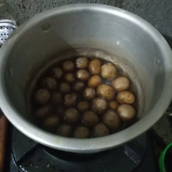 Rebus baby potato, lalu kupas.