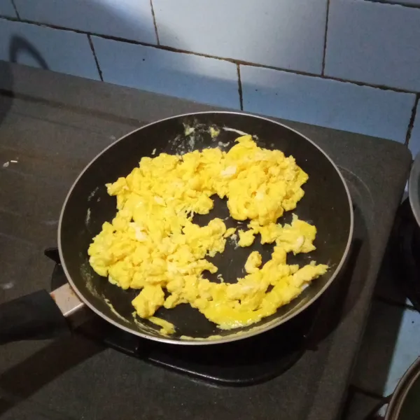 Bikin scrambled egg.