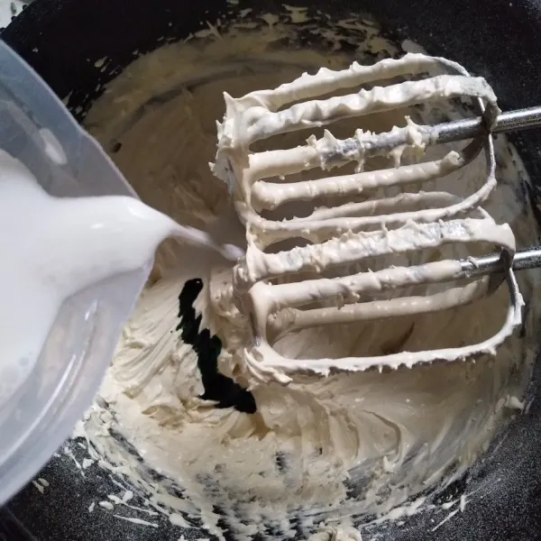Masukkan pasta pandan dan santan, mixer sebentar hingga tercampur rata menggunakan speed rendah.