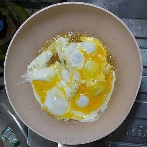 Panaskan minyak, kemudian pecahkan telur.