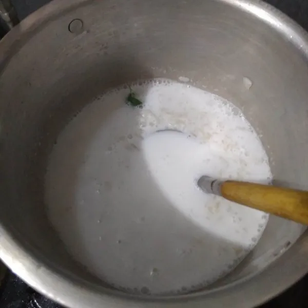 Masukkan beras ketan yang sudah dikukus. Aduk rata.