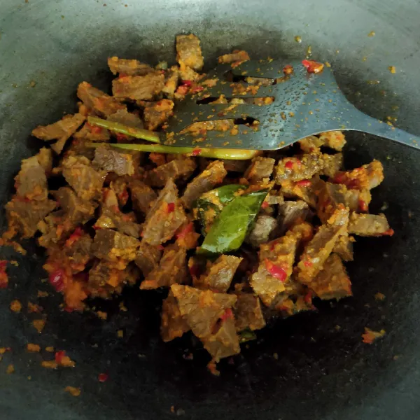 Masukkan daging, kemudian aduk rata.