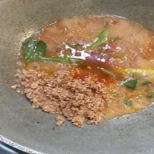 Tambahkan air, daun salam, dan serai. Setelah mendidih, masukkan kacang tanah, gula merah, garam, dan larutan tepung maizena. Aduk rata kemudian koreksi rasa.