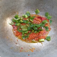 Tumis bumbu halus dan daun bawang sampai harum dan matang.