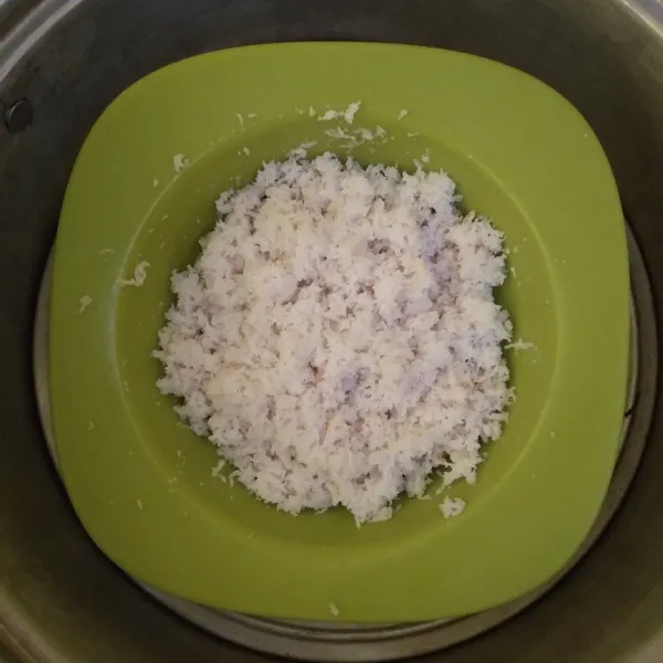 Campurkan kelapa parut, tepung maizena dan garam, aduk rata. Lalu kukus selama 10 menit.