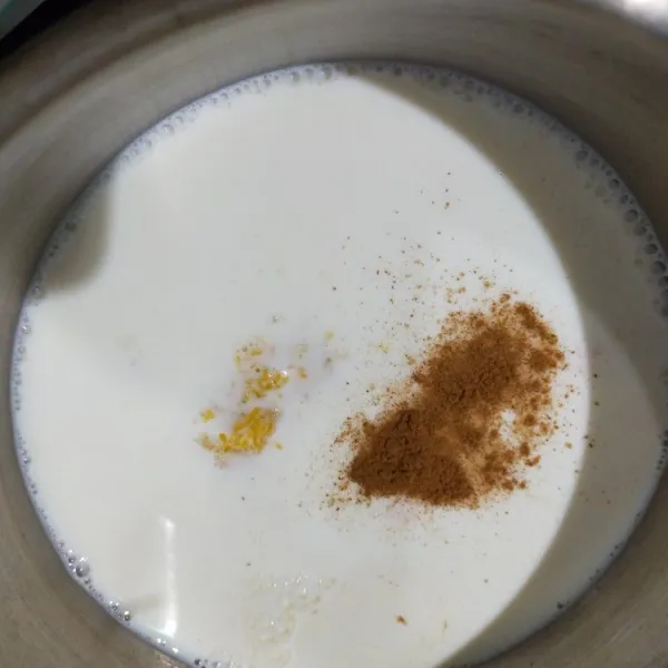 Aduk rata susu cair, pumpkin pure, vanila cair dan kayu manis bubuk.