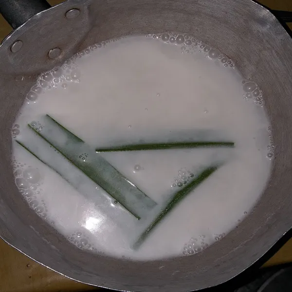 Rebus air bersama daun pandan, gula, dan garam. Setelah mendidih dan gula larut, masukkan santan.