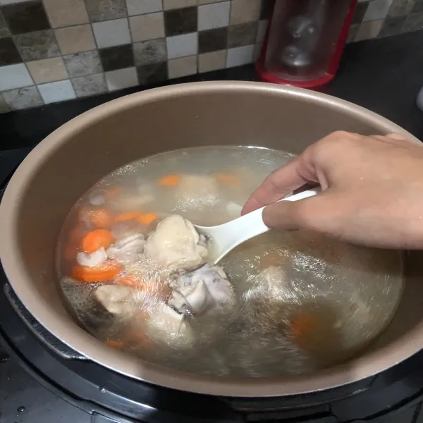 Masukkan wortel sampai setengah empuk.