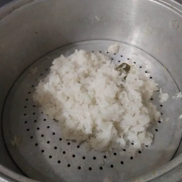 Masukkan kedalam kukusan yang sudah dipanaskan. Kukus kembali selama 30 menit hingga matang.