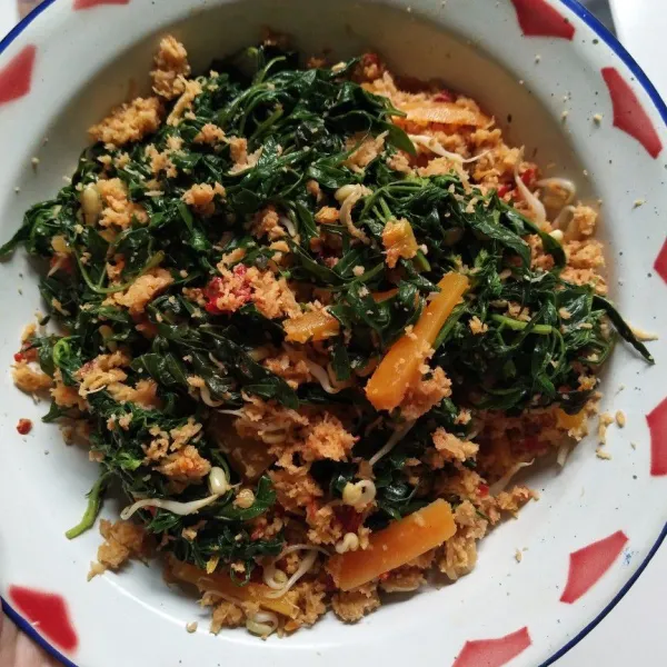 Campurkan kenikir, tauge dan wortel dengan bumbu kelapa, aduk rata, sajikan.